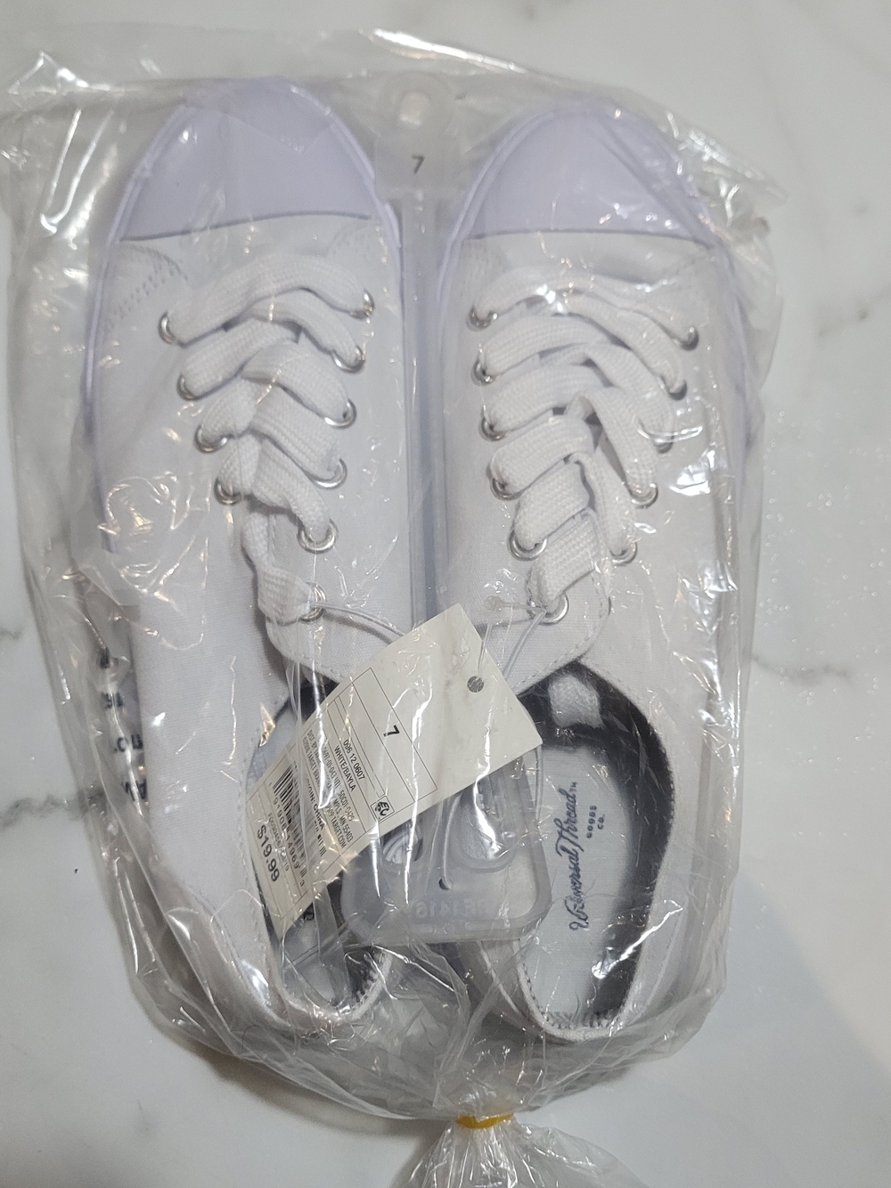 2/20 Universal Thread White Canvas Low-Top Sneakers